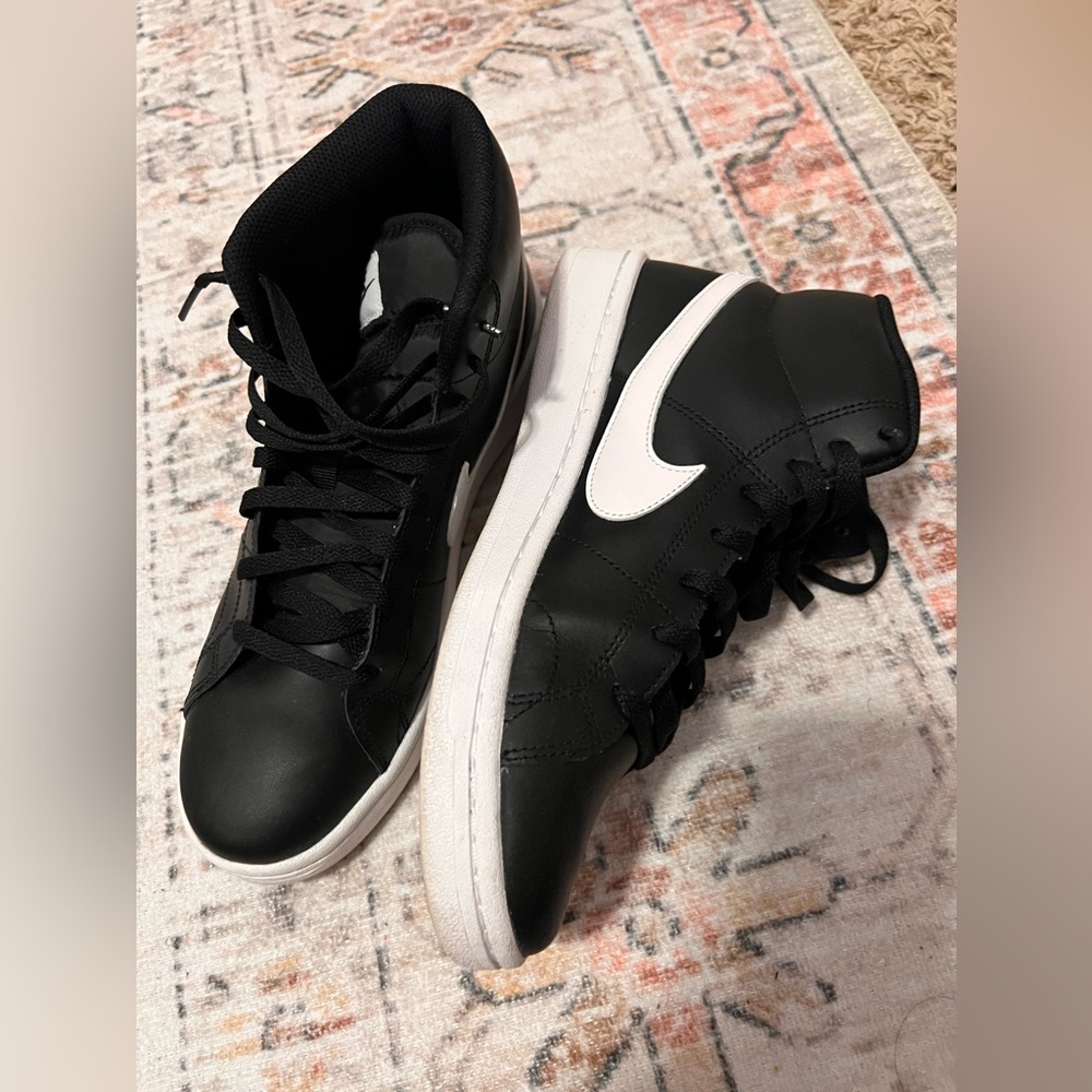 Women’s Nike Court Royale
Size 10
Like New